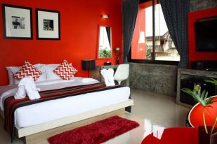 B Ranong hotel red room