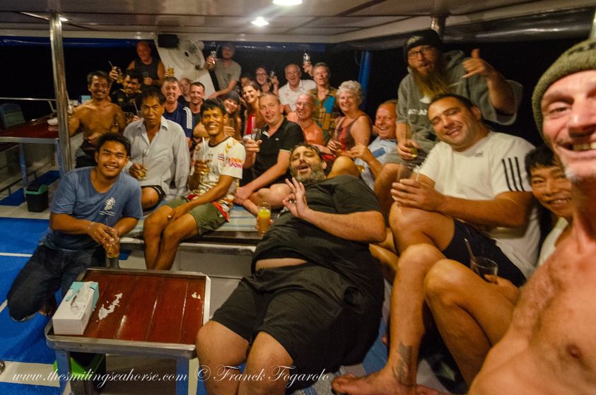 party liveaboard group picture