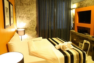 B Ranong Hotel bedroom