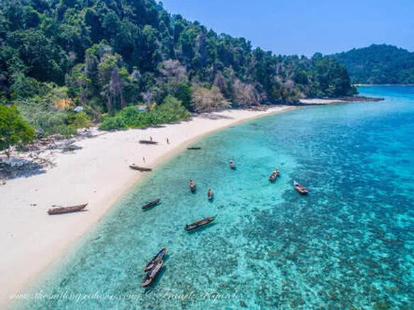 moken-boats-parked-in-mergui-archipelago-beach