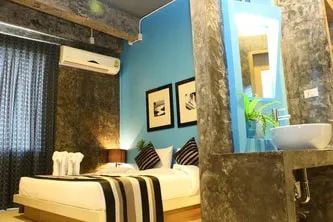 B Ranong blue room
