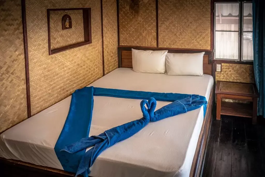 Bungalow room with king-size bed