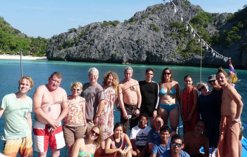 A happy divers team to North Twin...