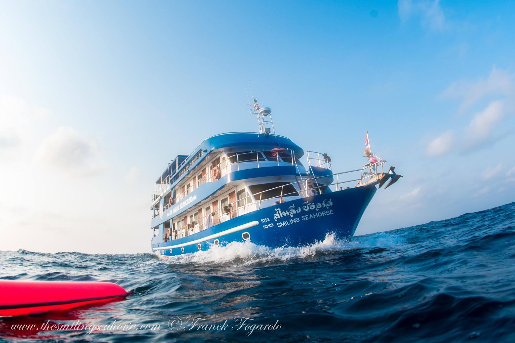 Dive off the beaten track at the most beautiful sites of Thailand and Myanmar! Reef friendly and photographers ready liveaboard!